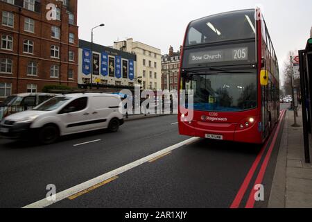 25 gennaio 2020 - Londra, Regno Unito: Autobus Red London sulla strada principale Foto Stock