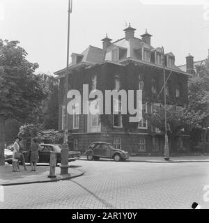 Institut Français (Maison Descartes) al Museumplein di Amsterdam la Maison Descartes è un istituto culturale fondato nel 1933 e finanziato dal Ministero francese delle Relazioni estere Data: 8 agosto 1969 posizione: Amsterdam, Noord-Holland Parole Chiave: Organizzazioni di interesse, immagini della città Foto Stock