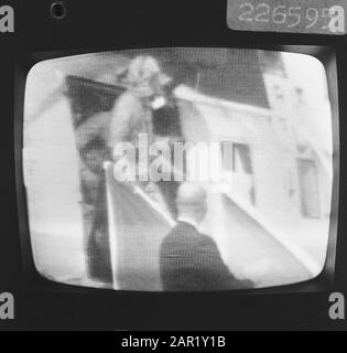Viaggiatori della luna americana di ritorno sulla terra un viaggiatore della luna è hoisted in un elicottero, foto presa dalla TV Data: 24 luglio 1969 Parole Chiave: Elicotteri, veicolo spaziale, televisori Foto Stock