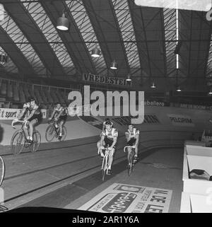 Sei giorni in bicicletta RAI Amsterdam, seconda coppia di giorni Duyndam-Eugen in azione Data: 12 Dicembre 1969 Località: Amsterdam, Noord-Holland Parole Chiave: Nome in bicicletta: Rai Foto Stock