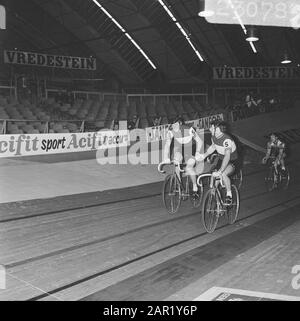 Sei giorni in bicicletta a RAI Amsterdam. Gerard Kool (a destra) e Piet de Wit Exchange Data: 15 dicembre 1969 Località: Amsterdam, Noord-Holland Parole Chiave: Cyclen Nome personale: Gerard Kool, Wit, Piet de Foto Stock