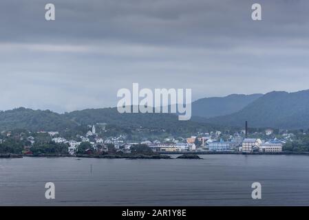 Vista mozzafiato di una linea costiera di Akureyri, Islanda Foto Stock