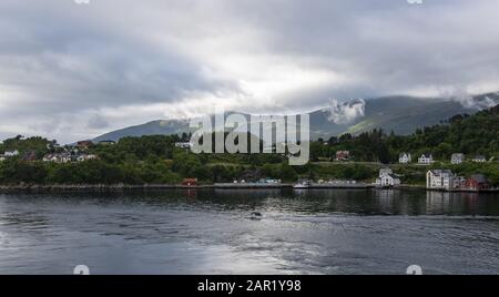 Ingresso di Akureyri, Islanda in una giornata buia in estate Foto Stock