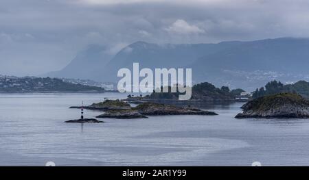 Vista panoramica di Akureyri, Islanda con montagne sullo sfondo sotto un cielo nuvoloso Foto Stock