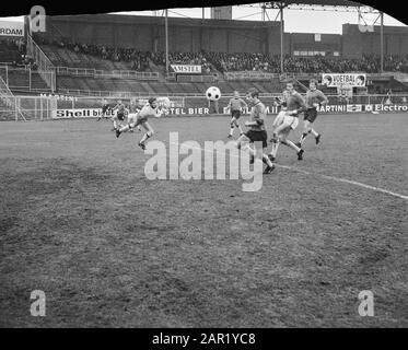 DWS vs ADO 1-0. DWS-keeper Jongbloed Dives Data: Marzo 30th 1970 Località: Amsterdam, Noord-Holland Parole Chiave: Football Nome personale: Jongbloed, Jan Foto Stock