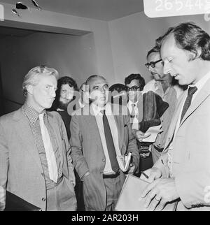 Consiglio di amministrazione di NOS si è riunito circa CAO, VARA delegato Kloos (a sinistra) e Jan de Troye (secondo da sinistra) dopo la riunione Data: 13 luglio 1973 Parole Chiave: Riunioni Foto Stock