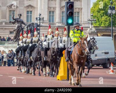 Londra, REGNO UNITO - 09 ottobre 2017: Londra - 9 OTTOBRE - i cavalli montati soldati della Household Cavalry esegue La cerimonia Del Cambio della Guardia Foto Stock