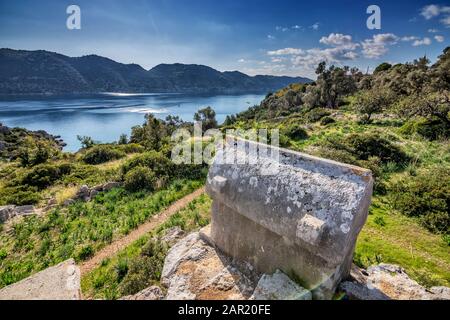 Üçağız è uno dei punti nascosti di Antalya. Questo posto è conosciuto principalmente come l'antico nome 'Kekova'. Kekova è un'antica città licana Foto Stock