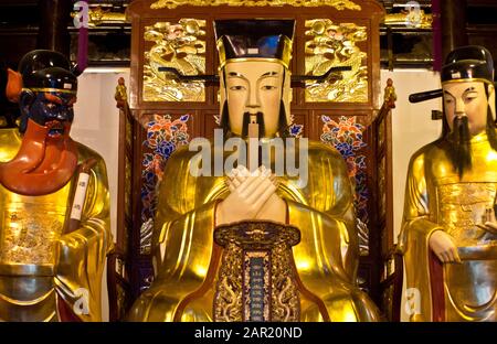 Altare centrale della città Dio Tempio di Shanghai con statue di Qin Yubo e giudici ai suoi lati (Cina) Foto Stock