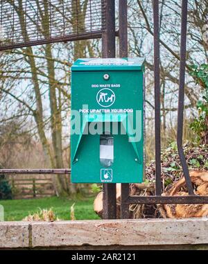 Dispenser di sacchetti di rifiuti per cani che fornisce sacchetti di Pooh gratuiti per incoraggiare i proprietari di cani a eliminare gli animali domestici a Stamford, Lincolnshire Foto Stock