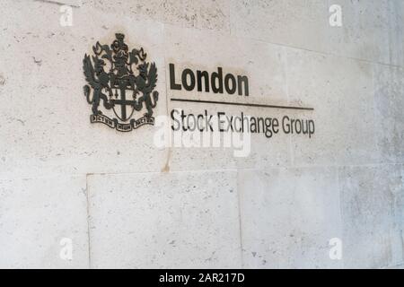 Londra, REGNO UNITO - 11 novembre 2019: Segno del gruppo di borsa di Londra nella capitale del regno Unito. I commercianti investono i soldi del dollaro nell'economia t Foto Stock