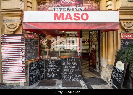 Praga, CECHIA - 31 OTTOBRE 2019: Tipico macellaio ceco nel centro di Praga con le offerte giornaliere visualizzate. Chiamato anche Maso uzeniny, è un Foto Stock