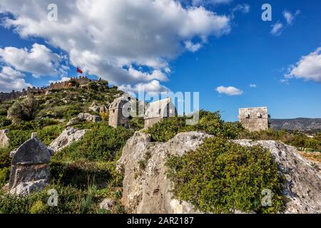 Üçağız è uno dei punti nascosti di Antalya. Questo posto è conosciuto principalmente come l'antico nome 'Kekova'. Kekova è un'antica città licana Foto Stock