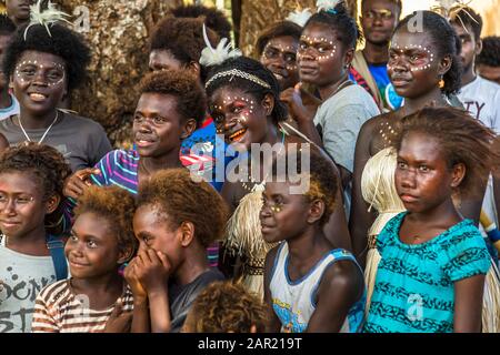 Cantare-cantare a Bougainville, Papua Nuova Guinea. Festival villaggio colorato su Bougainville con musica e danza. Anche le giovani donne di Bougainville sono molto fiduciose Foto Stock