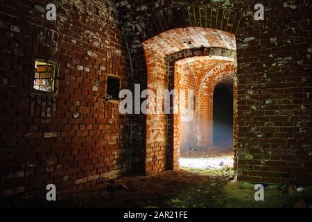 Luce alla fine del tunnel. Passaggio in abbandono fortificazione tedesca Foto Stock