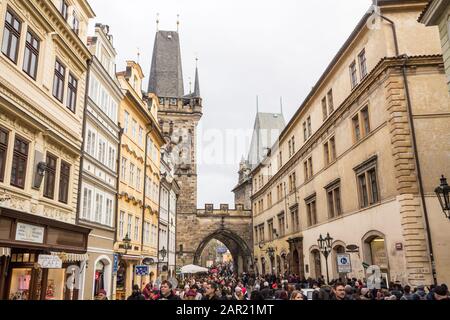 PRAGUE, Repubblica Ceca - 2 Novembre 2019: minor torre del ponte della città di Charles Bridge, chiamato anche malostranska mostecka vez a Praga Repubblica Ceca, surro Foto Stock