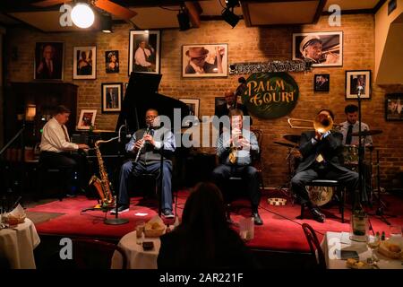 New Orlean, Louisiana, USA - Gennaio 2020: Jazz band in uno dei ristoranti Foto Stock