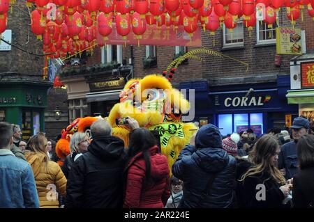 Londra, Regno Unito. 25th Gen 2020. Capodanno cinese del ratto a Chinatown, Soho Credit: Johnny ARMSTEAD/Alamy Live News Foto Stock