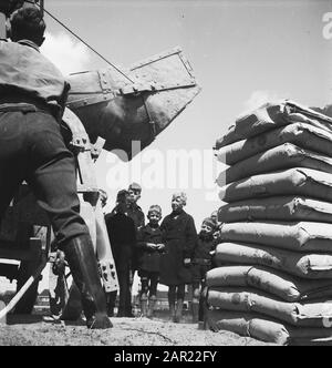 Ragazzo città a Gouda. Annotazione del Mulino del calcestruzzo: Costruzione di un centro della gioventù a Gouda condotta da padre A. Besseling su un luogo delle ferrovie olandesi. Data: 21 maggio 1948 Località: Gouda Parole Chiave: Attività di costruzione, cura della gioventù Foto Stock