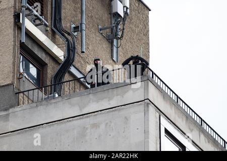 Leeds, REGNO UNITO - 05 maggio 2019: Un colpo orizzontale di poliziotti armati si trovava sopra un tetto nel centro di leeds, con vista sulla folla Foto Stock