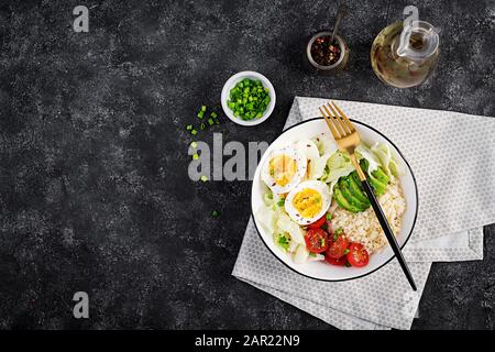 Couscous, uovo e verdure ciotola. Sano, dieta, concetto di cibo vegetariano. Ciotola di buddha vegetariana. Vista dall'alto, dall'alto Foto Stock
