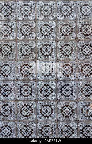 Motivo patchwork senza cuciture di piastrelle tradizionali portoghesi in colori marrone, influenza moresca. Foto Stock