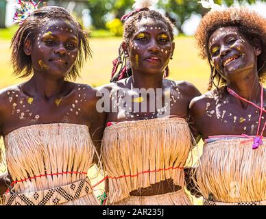 Cantare-cantare a Bougainville, Papua Nuova Guinea. Festival villaggio colorato su Bougainville con musica e danza Foto Stock