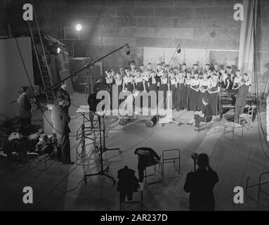 Filmopshots Polygoon-profili film The dike is close Annotation: The film, starring Kees Brusse, premiered on October 6, 1950 Date: November 10, 1949 Location: Walcheren, Zeeland Keywords: Films Settings Name: Polygon Foto Stock