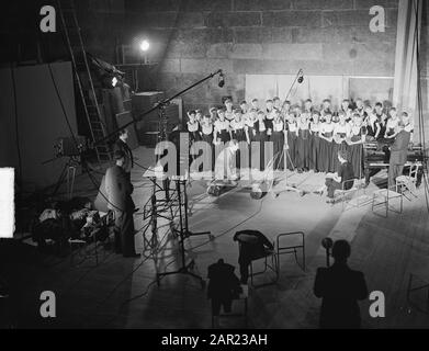 Filmopshots Polygoon-profili film The dike is close Annotation: The film, starring Kees Brusse, premiered on October 6, 1950 Date: November 10, 1949 Location: Walcheren, Zeeland Keywords: Films Settings Name: Polygon Foto Stock