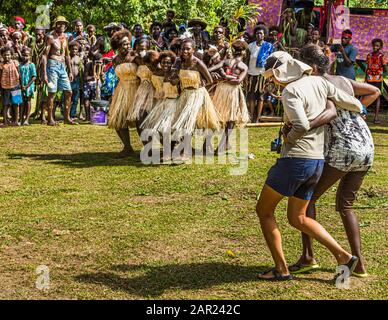 Cantare-cantare a Bougainville, Papua Nuova Guinea. Festival villaggio colorato su Bougainville con musica e danza. Le culture si incontrano al Sing-Sing. Gli ospiti e l'equipaggio del True North sono invitati a ballare e sono accolti con entusiasmo Foto Stock