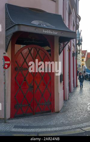 Praga, REPUBBLICA CECA – 22 GENNAIO 2020: Sushi Buddha Bar e ristorante asiatico nella città vecchia, mentre sono chiusi Foto Stock