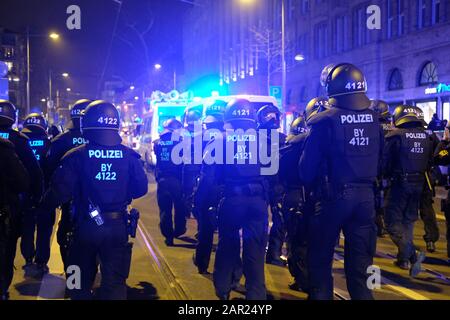 Lipsia, Germania. 25th Gen 2020. I poliziotti accompagnano una dimostrazione di sinistra. Diverse centinaia di persone hanno protestato contro il divieto della piattaforma 'Linksunten.Indymedia'. Credito: Sebastian Willnow/Dpa-Zentralbild/Dpa/Alamy Live News Foto Stock