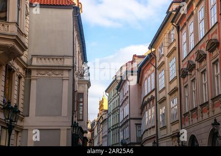 Vicolo vicino alla piazza della città vecchia di Praga. Facciate di edifici storici in bei colori e cielo blu. Foto Stock