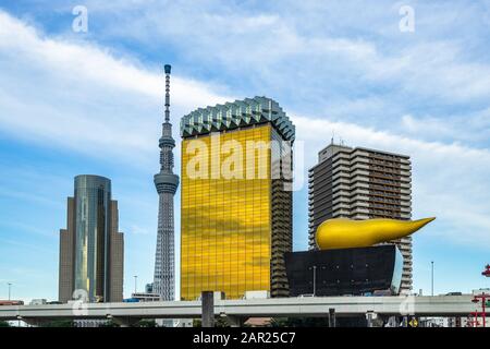 Foto panoramica della famosa sede della Asahi Breweries, con la fiamma dorata Foto Stock