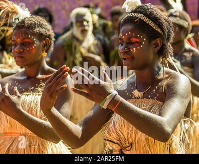 Cantare-cantare a Bougainville, Papua Nuova Guinea. Festival villaggio colorato su Bougainville con musica e danza Foto Stock