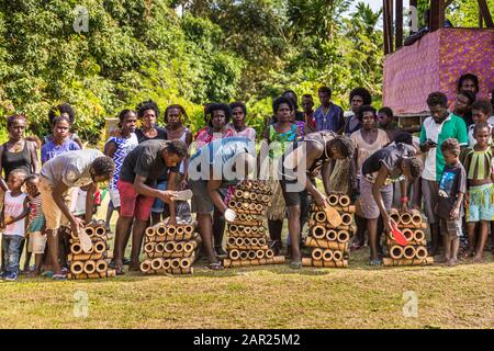 Cantare-cantare a Bougainville, Papua Nuova Guinea. Festival villaggio colorato su Bougainville con musica e danza. In una banda di bambù, canne di bambù di lunghezze diverse sono colpite ritmicamente con le suole flop-flop Foto Stock