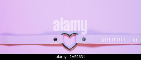 Choker in pelle rosa con cuore metallico. Concetto di San Valentino Foto Stock