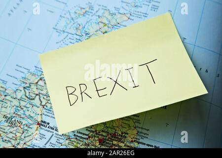 Primo piano di una nota appiccicosa che dice "Brexit" su un mappa geografica Foto Stock