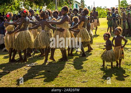 Cantare-cantare a Bougainville, Papua Nuova Guinea. Festival villaggio colorato su Bougainville con musica e danza Foto Stock