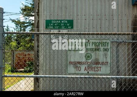 Issaquah, Washington - 16 Maggio 2013: Scherma Intorno Alla Struttura Squak Mountain Microwave Foto Stock