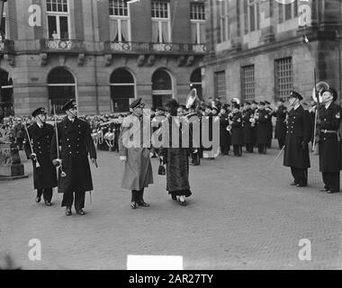 Trasferimento di sovranità in Indonesia presso il Palazzo reale sulla diga. Queen Juliana e il Principe Bernhard ispezionano la guardia d'onore di fronte al palazzo in Piazza Dam Data: 27 dicembre 1949 luogo: Amsterdam, Noord-Holland Parole Chiave: Guardie onorarie, accordi internazionali, regine, palazzi, principi Nome personale: Bernhard (Prince Netherlands), Juliana (queen Netherlands) Foto Stock