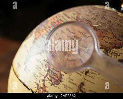 Lente d'ingrandimento che si concentra in Cina su un globo. Foto Stock