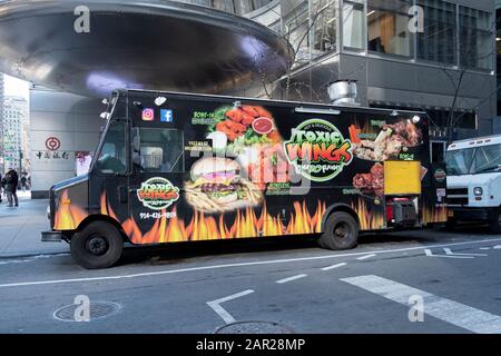 Il colorato camion alimentare DELLE ALI TOSSICHE parcheggiava su Ave. Delle Americhe e 40th St. A Midtown Manhattan, New York City. Foto Stock