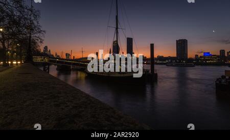 Londra, Inghilterra, Regno Unito - 21 Gennaio 2020: Alba Lungo Il Tamigi A Londra. Foto Stock
