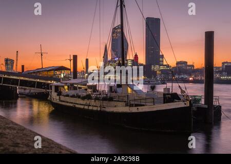 Londra, Inghilterra, Regno Unito - 21 Gennaio 2020: Alba Lungo Il Tamigi A Londra. Foto Stock