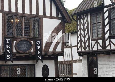 Tudor, negozio di tè medievale con pareti in legno nella città di Warwick Foto Stock