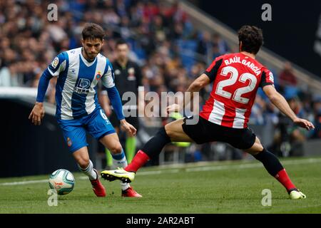 Barcellona, SPAGNA - 24 GENNAIO:.Luis Lopez in azione con Raul Garcia durante la Liga partita tra RCD Espanyol e FC Barcellona al RCD Stadium il 24 gennaio 2020 a Barcellona, Spagna. (Foto di DAX/ESPA-Images) Foto Stock