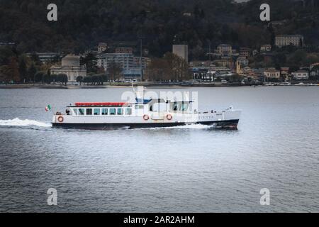 Como, Italia - 4 novembre 2017: Nave da trasporto turistico Civetta in barca a vela sul Lago di Como in un giorno d'autunno Foto Stock