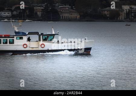 Como, Italia - 4 novembre 2017: Nave da trasporto turistico Civetta in barca a vela sul Lago di Como in un giorno d'autunno Foto Stock