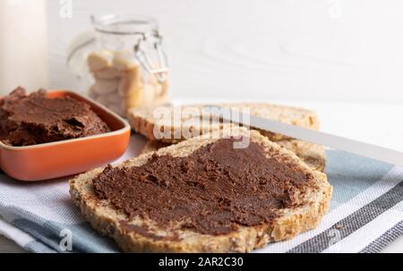 Crema di cioccolato vegano a base di burro di mandorle biologico, cacao biologico e miele Foto Stock